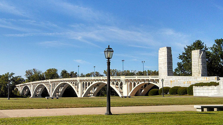 The Lincoln Memorial Bridge carries traffic between Lawrence County, Illinois, and Vincennes, Indiana, where the Wabash River span is part of the George Rogers Clark National Historical Park. - Zandromeda/CC-BY-SA-3.0