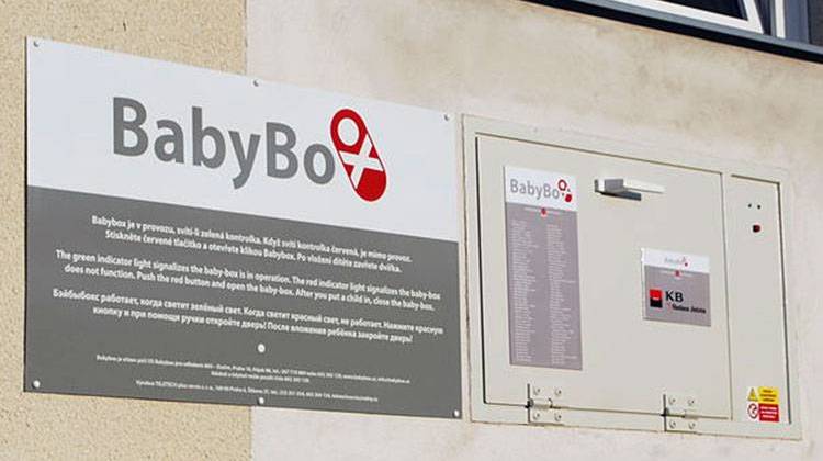 A baby box in front of a hospital in the Czech Republic. - Chmee2, CC-BY-3.0