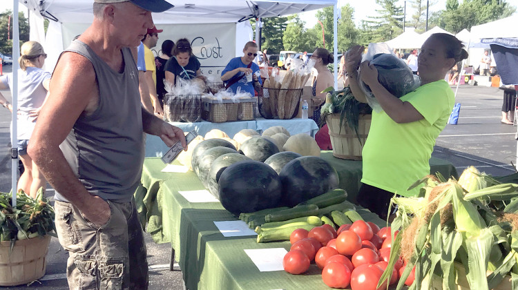 A customer purchases produce at the 2018 Columbus farmers market.  - FILE PHOTO: Lauren Bavis/Side Effects Public Media