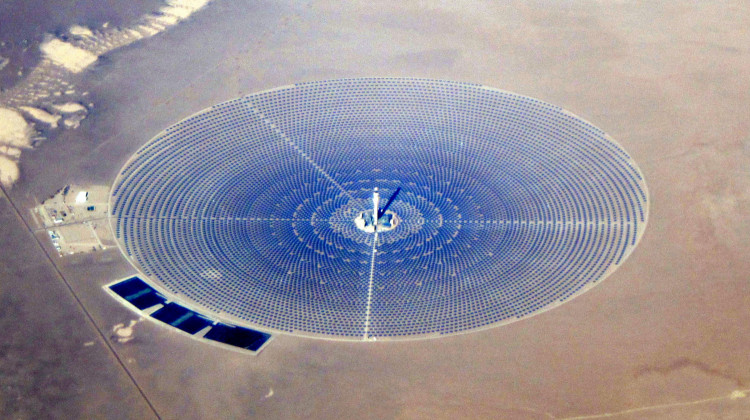 A view from above of the Crescent Dunes Solar Energy Project, a concentrated solar power plant in Nevada, 2014. - Amble/Wikimedia Commons