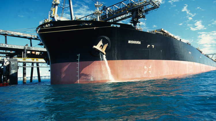 A carrier ship releasing ballast water in the 1990s. - CSIRO/Wikimedia Commons