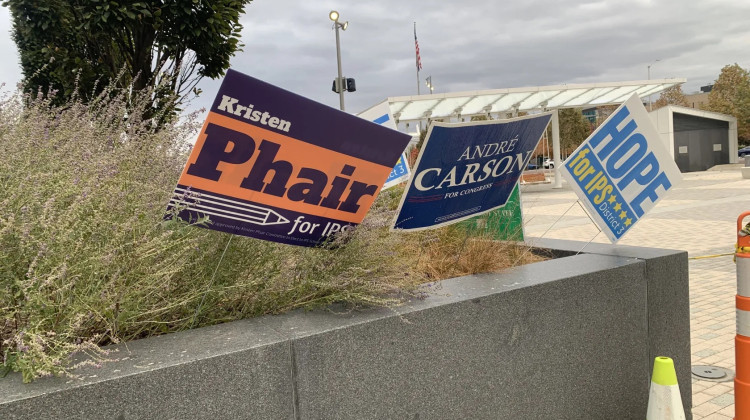 Election signs line the sidewalk along Delaware Street outside of the Indianapolis City-County Building on Oct. 18, 2022. - Amelia Pak-Harvey / Chalkbeat