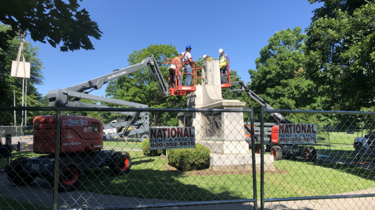 Construction workers dismantle the monument in Garfield Park.  - Carter Barrett/WFYI