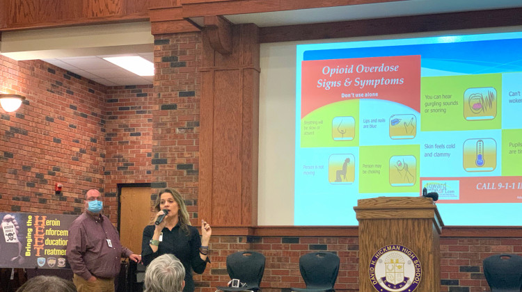 Health officials in Columbia, Missouri explain how to administer naloxone at an emergency community meeting. The town has lost 14 people to opioid overdose in the previous four months. - (Sebastin Martnez Valdivia/Side Effects Public Media)
