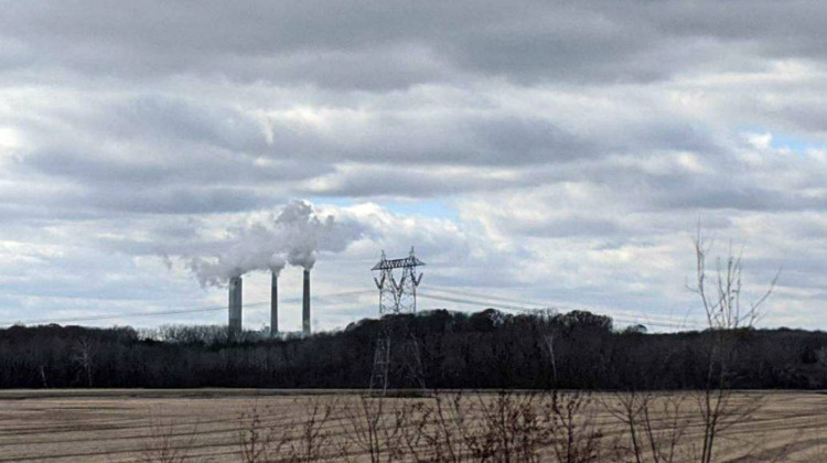 A view of AES Indiana's Petersburg coal plant off of Highway 57. The Sierra Club report gave AES the lowest score of all five major Indiana electric utilities. - Rebecca Thiele
/
IPB News