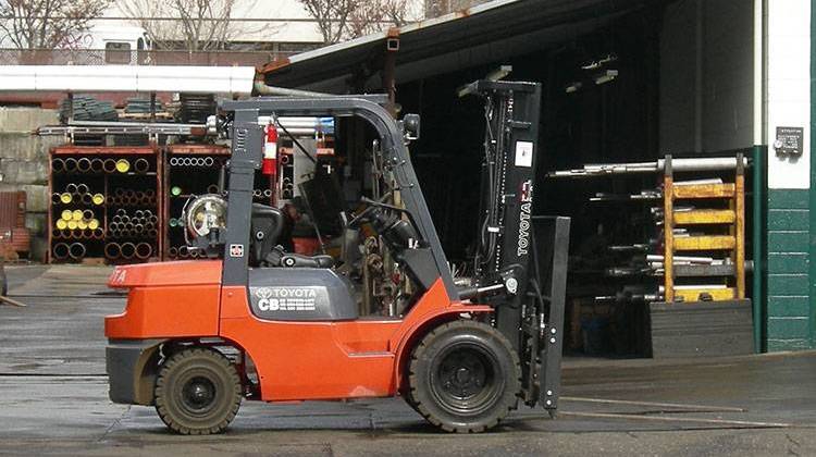 Toyota plans to spend $16 million to renovate and expand its Columbus, Ind. factory where it builds forklifts like this one. - Joe Mabel, CC-BY-SA-3.0