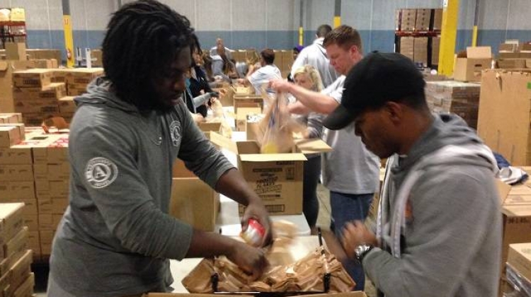 More Than 1,000 People Volunteer Around Indy