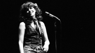 In Memoir, Linda Ronstadt Describes Her 'Simple Dreams'