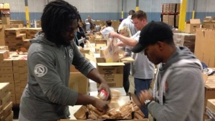 More Than 1,000 People Volunteer Around Indy