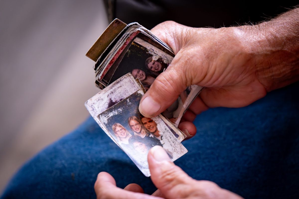 Resident Dean Cooksey flips through a stack of worn, wallet-sized photos at the renovated Helping Veterans and Families facility on the city’s near north side. The pictures—of his late wife, Sandra, along with their children and grandchildren—are ones he kept with him the entire time he was homeless before joining the program.