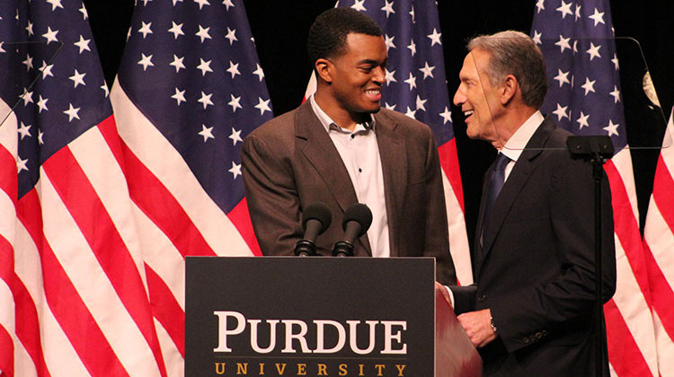 Howard Schultz (right) shakes the hand of Purdue Student Government President Aaron Banks. - Stan Jastrzebski / WBAA News