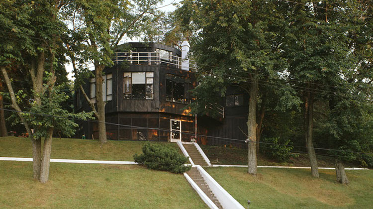 The House of Tomorrow, shown here in 1994, debuted at the 1933 World's Fair and was among the first residential buildings to employ a glass curtain-wall structure. - Jack E. Boucher/Historic American Buildings Survey, National Park Service, U.S. Deptartment of the Interior