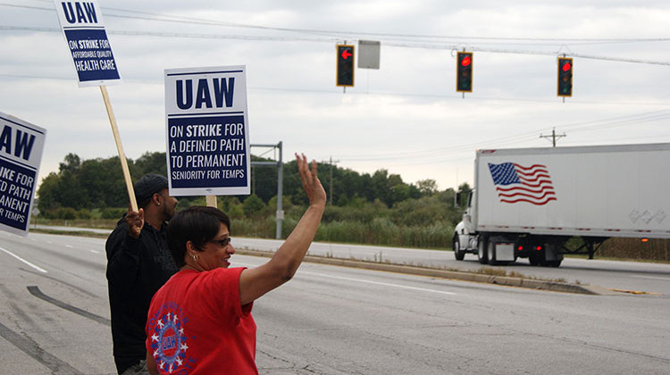 United Automobile Workers Local Union 2209 members picket outside General Motors Fort Wayne Assembly gates Friday afternoon.  - Samantha Horton/IPB News