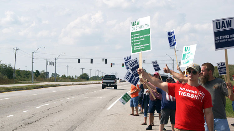 UAW members picket outside the General Motor's Fort Wayne Assembly on Sept. 21. - Samantha Horton/IPB News