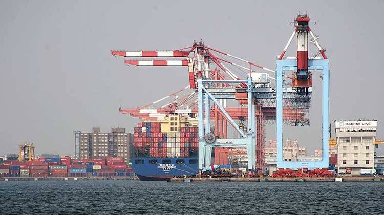 Container ship Hyundai Freedom, at the Port of Kaohsiung in Taiwan. - Courtesy tommy.lan, CC-BY-SA-2.0