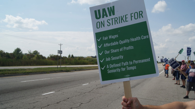 UAW Local 2209 members and supporters picket outside General Motors Fort Wayne Assembly plant Fall 2019.  - FILE PHOTO: Samantha Horton/IPB News