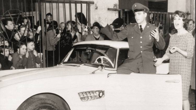 Elvis Presley in front of his BMW 507. - BMW AG