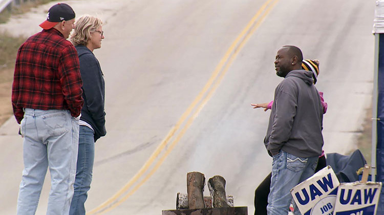 UAW members strike outside the GM Bedford Casting Facility. - Seth Tackett/WTIU