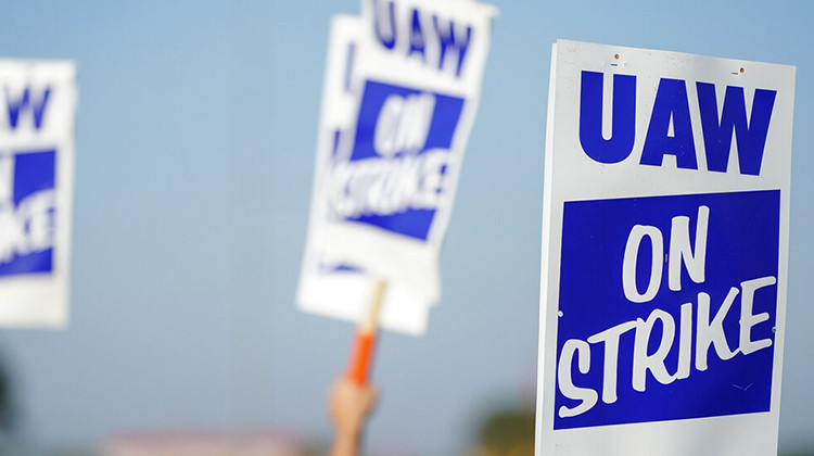 Les membres du syndicat United Auto Workers se sont mis en grève samedi à la fonderie Stellantis de Kokomo.  -AP photo/Bryan Woolston