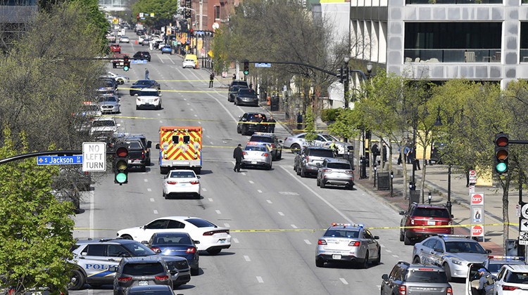 Police: 4 killed in shooting at downtown Louisville building