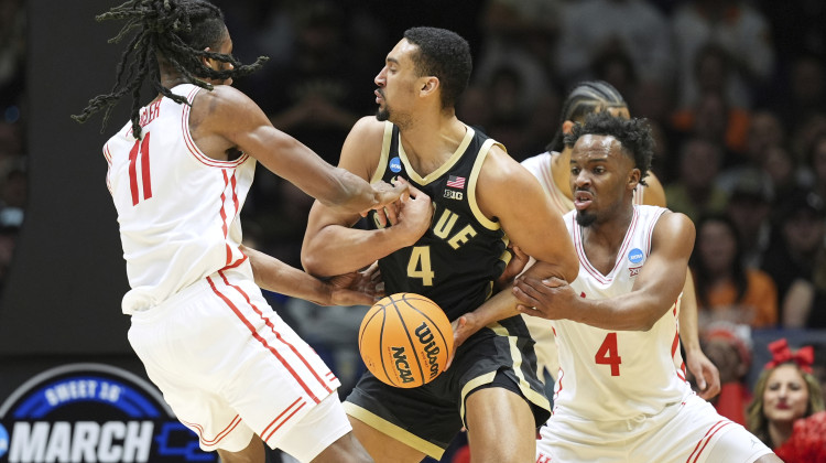 Milos Uzan's late bucket on inbound play sends Houston into Elite Eight with 62-60 win over Purdue