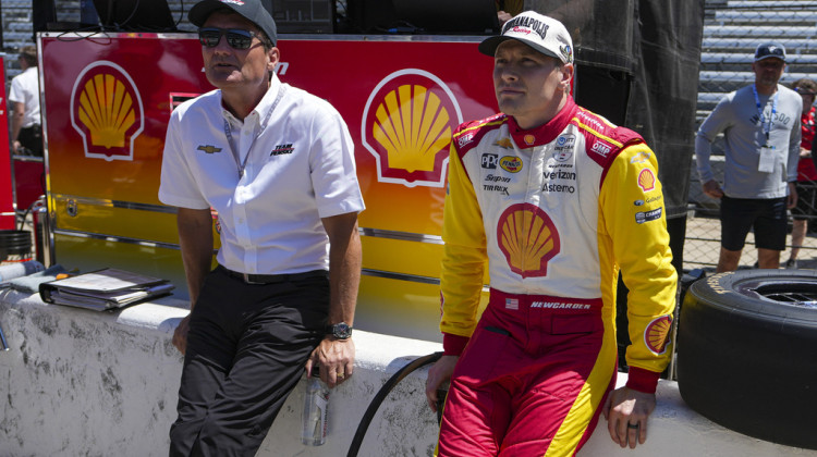 President of Team Penske Tim Cindric, left and driver Josef Newgarden wait for the start of during practice for the Indianapolis 500 auto race at Indianapolis Motor Speedway in Indianapolis, Sunday, May 18, 2025. - AP Photo / Michael Conroy