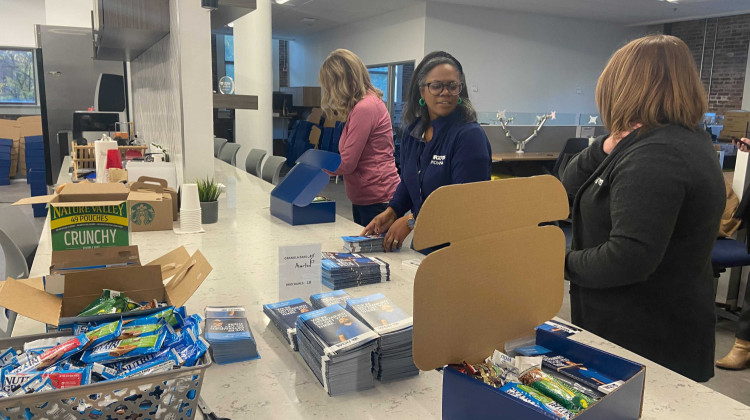 Volunteers deliver appreciation kits for Indiana's night shift nurses