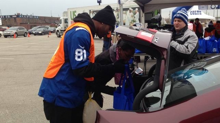 Colts Distribute 2K Thanksgiving Meals