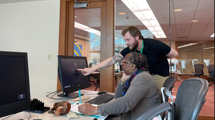 Charlie Cain teaches Internet Basics classes at the Central Branch of the Indianapolis Public Library. The class covers topics such as bookmarking websites, managing cookies and appropriate social media use.  - Sydney Dauphinais/WFYI