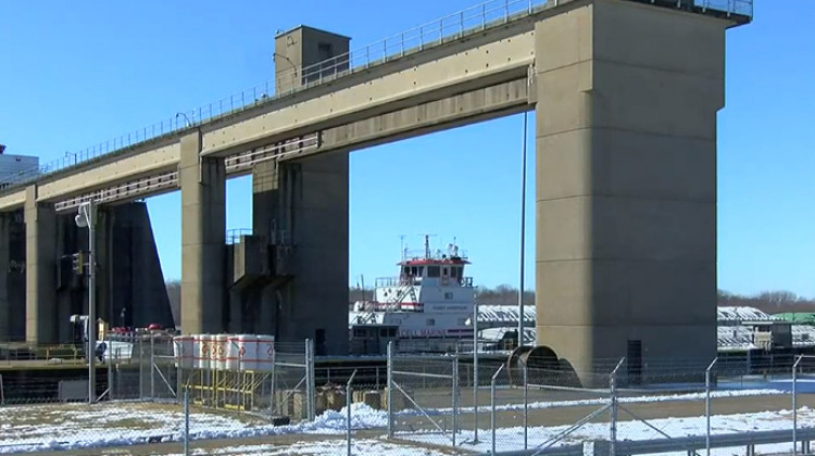 Newburgh Lock chambers closed after barges pinned at dam