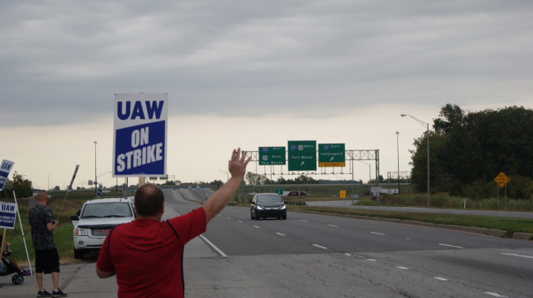 UAW members picket outside one of the GM Fort Wayne Assembly gates. - Samantha Horton/IPB News