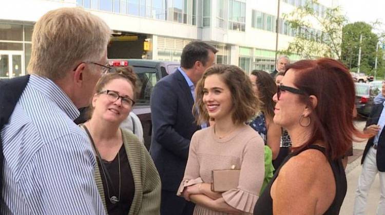 Columbus Mayor Jim Leinhoop talks with actress Haley Lu Richardson at the premiere of "Columbus." - Tyler Lake/WTIU