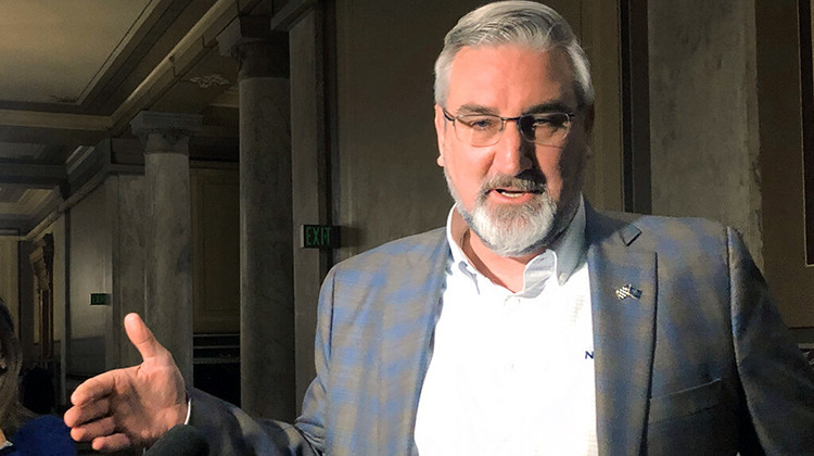 Guvernér Indiany Eric Holcomb hovorí s novinármi v štátnom paláci Indiana v Indianapolise, 23. februára 2022. -- AP Photo/Tom Davies