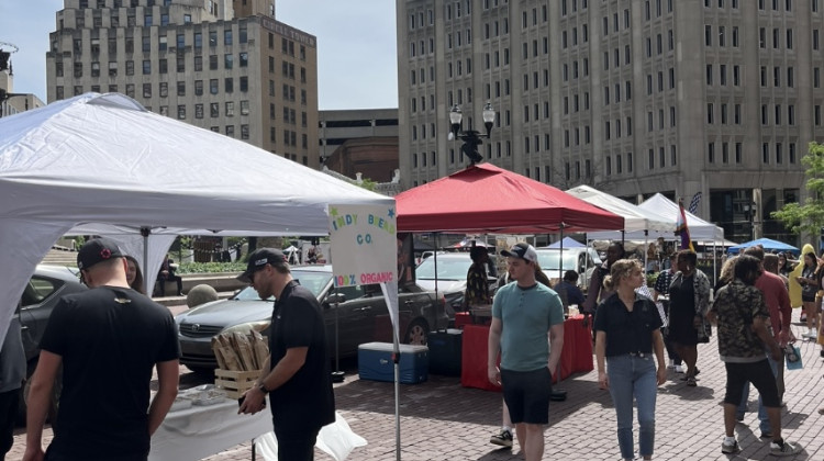 Monument Circle hosts farmer's market during City Market rehab