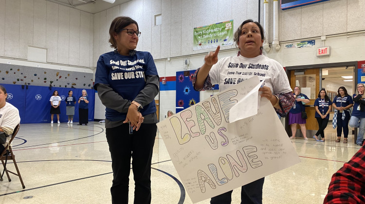 School 19 parent Jaquelinne Vazquez Rodriguez speaks in Spanish about IPS’ Rebuilding Stronger plan.  - Elizabeth Gabriel/WFYI News