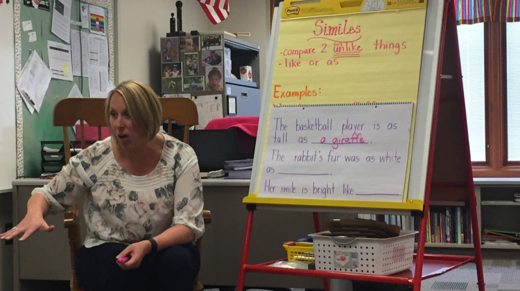 Frankfort teacher Anne Lanum works with English learner students in 2016. - Claire McInerny/IPB News