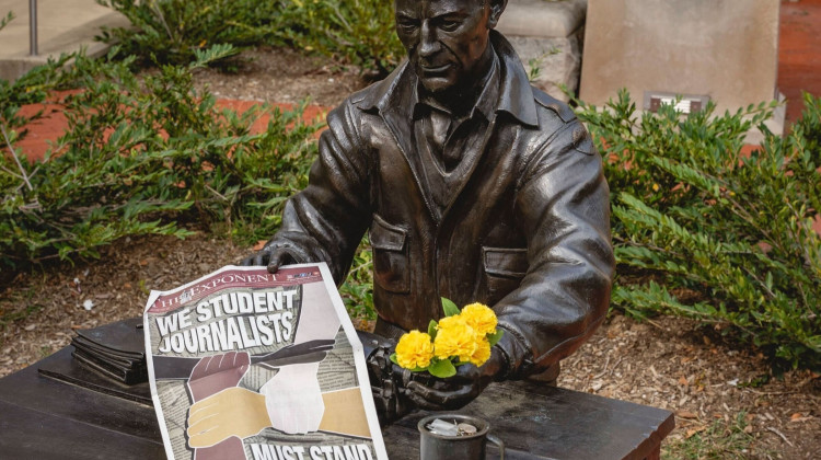The statue of Pulitzer Prize-winning war correspondent and Indiana Daily Student alum Ernie Pyle holds a copy of The Purdue Exponent's IDS Special Edition. - Charlie Stapleton / The Exponent