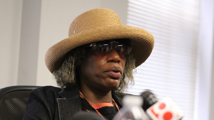 Gladys Whitfield at a press conference announcing the lawsuit. (Ben Thorp WFYI)