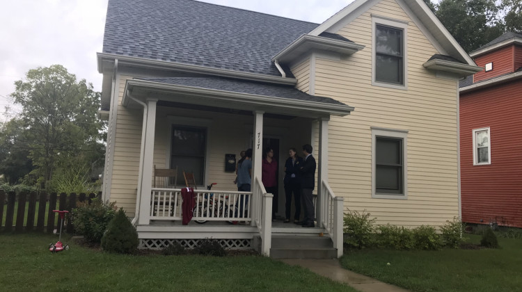 South Bend City officials and a home owner in South Bend's Northeast Neighborhood gather to talk lead issues in the city, and their neighborhood. - Barbara Anguiano/WVPE