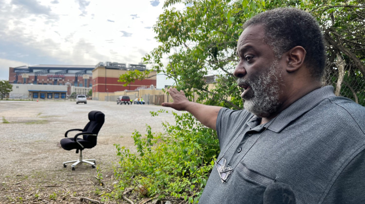 Historian Leon Bates points out over the former site of Greenlawn Cemetery. (Jill Sheridan/WFYI)