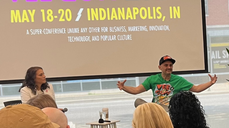 Gary Vaynerchuck addresses a group of media members. (Jill Sheridan/WFYI)