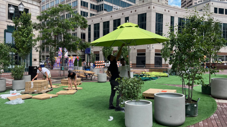 Workers help set up Spark on the Circle. (Jill Sheridan/WFYI)