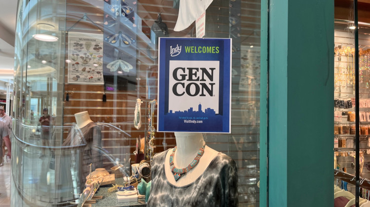 Gen Con attendees find more space at the mall. (Jill Sheridan WFYI)