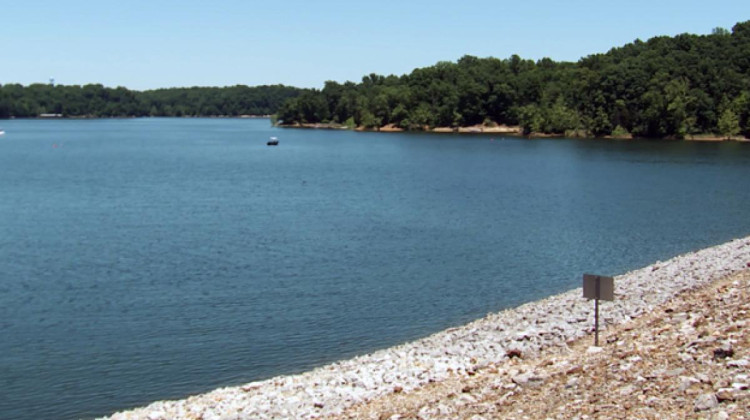 The DNR advises Lake Monroe visitors to avoid contact with algae. - Devan Ridgway, WTIU/WFIU News