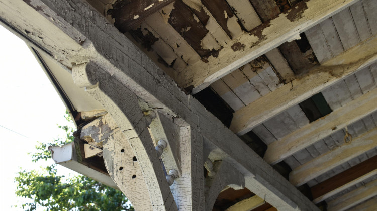 Lead paint flaking off of a porch, 2018.  - Ich/Wikimedia Commons