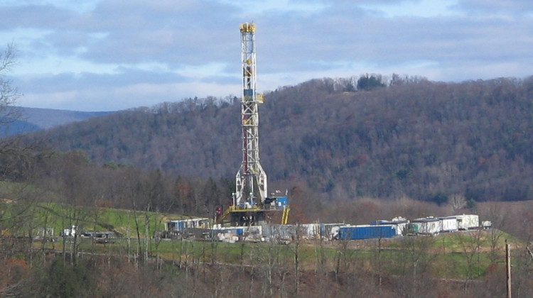 A tower in Pennsylvania drilling horizontally for natural gas, 2009 - Ruhrfisch/Wikimedia Commons