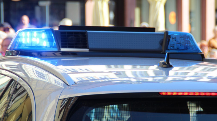Man charged with killing Indiana police officer dies in prison while awaiting trial