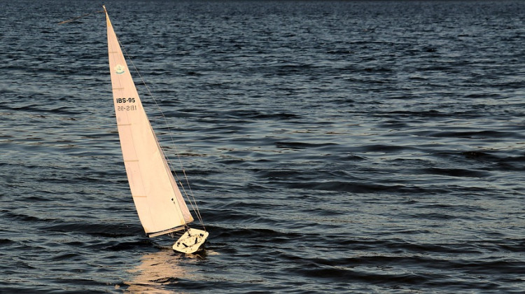 Fans of radio-controlled boats set sail on Indiana lakes