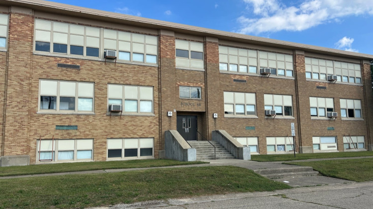 Susan Roll Leach School 68, built in 1938, has recently been used as storage space and winter shelter for those experiencing homelessness since it closed to students in the late 2000s.  - Amelia Pak-Harvey / Chalkbeat