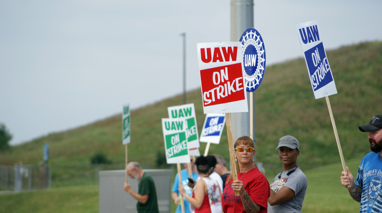 UAW workers picket in front of GM's Fort Wayne Assembly plant. - Samantha Horton/IPB News